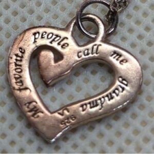 925 Sterling silver chain w/ heart pendant "My favorite people call me grandma"